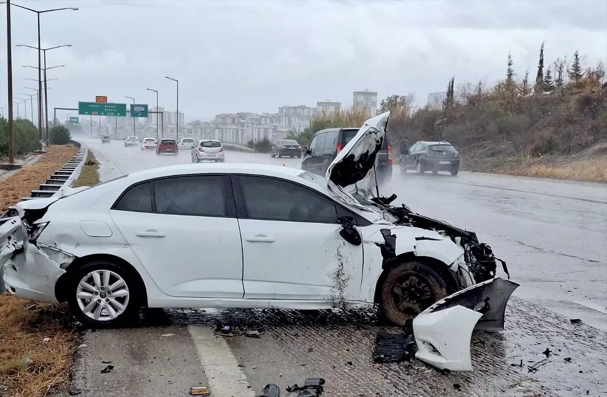 Mersin’de Otomobil Bariyere Çarptı: 4 Yaralı