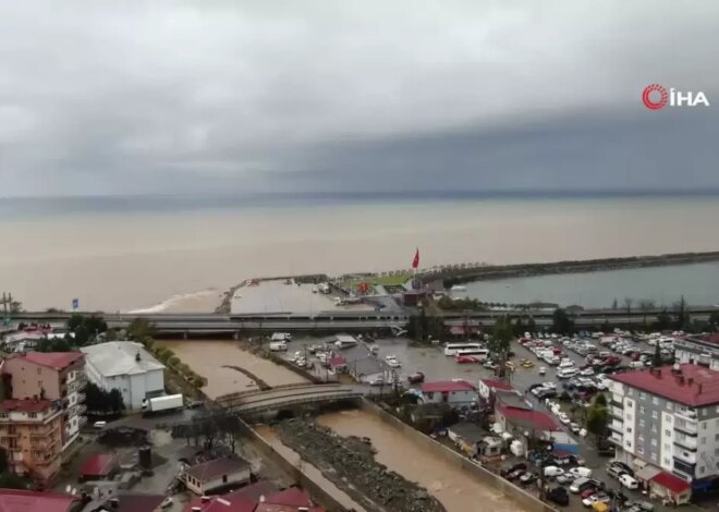 Rize’de Heyelanlar Denizi Kahverengiye Dönüştürdü